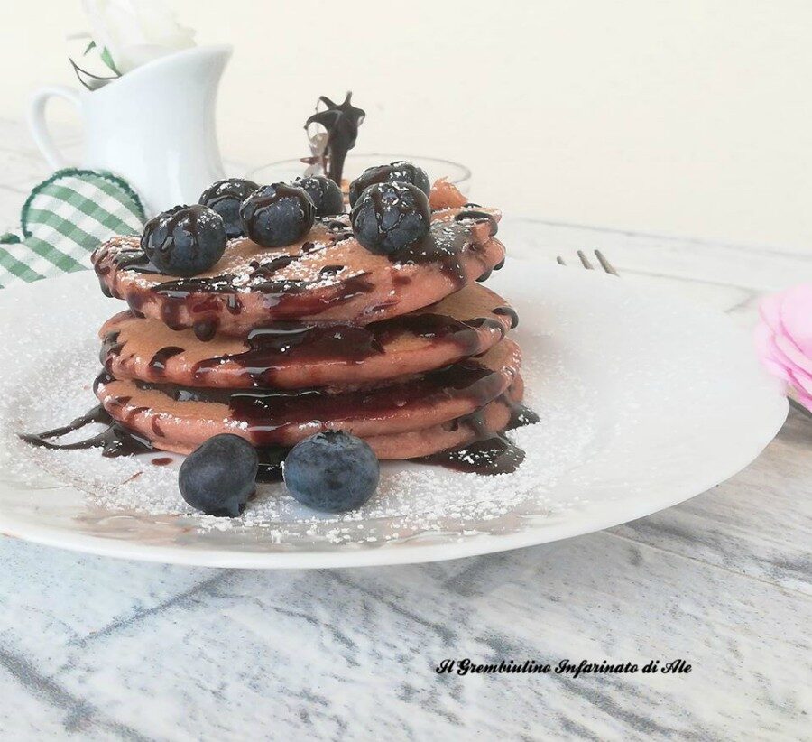 Pancakes al cacao con yogurt greco e farina di riso