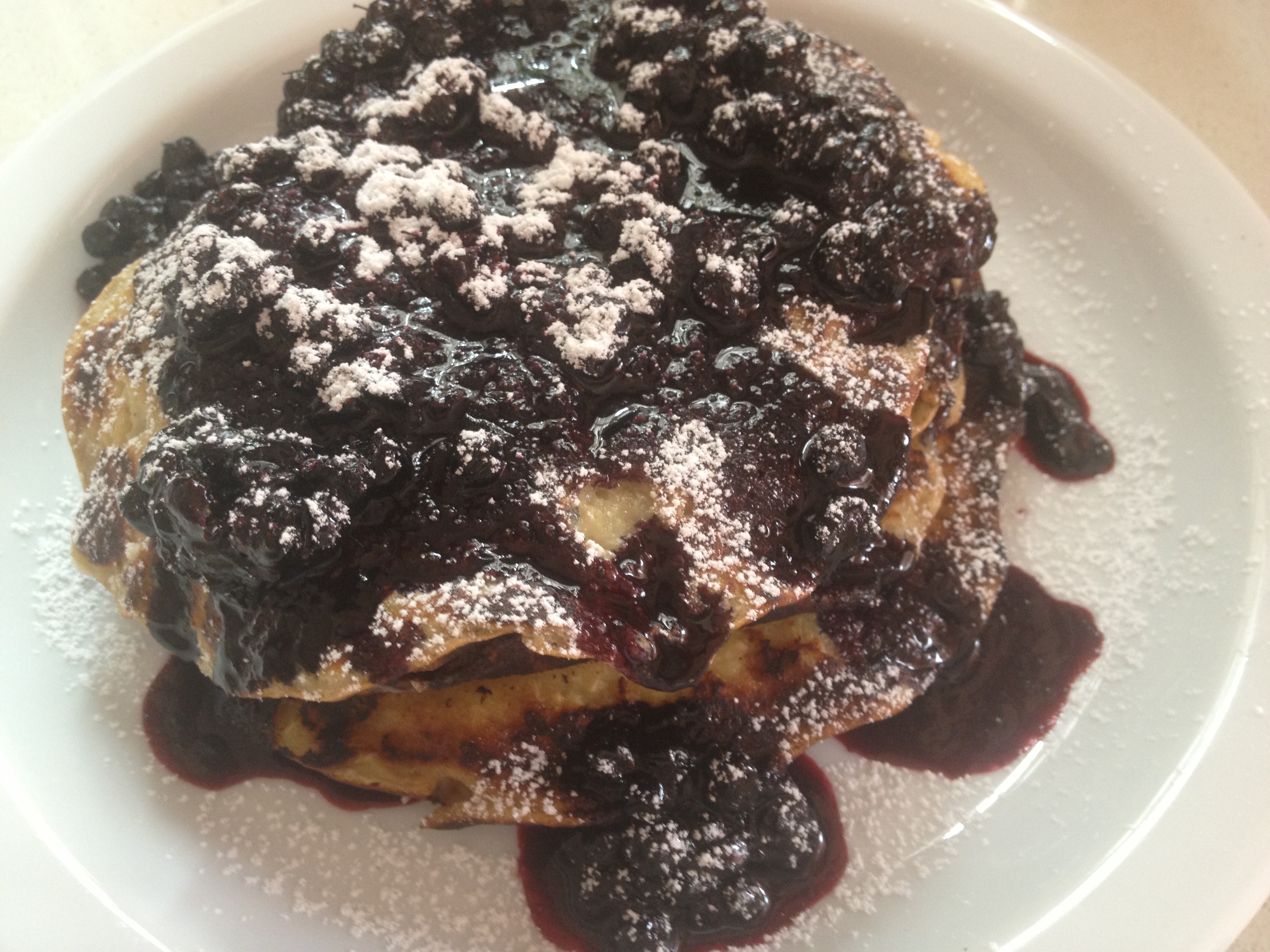 Pancakes al cocco con salsa ai mirtilli