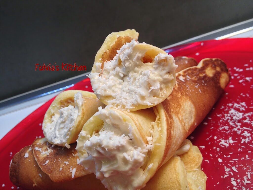 Pancakes al cocco farciti con formaggio e noci