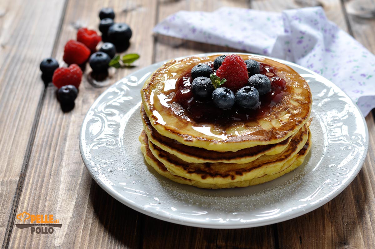 Pancakes con miele e frutti di bosco