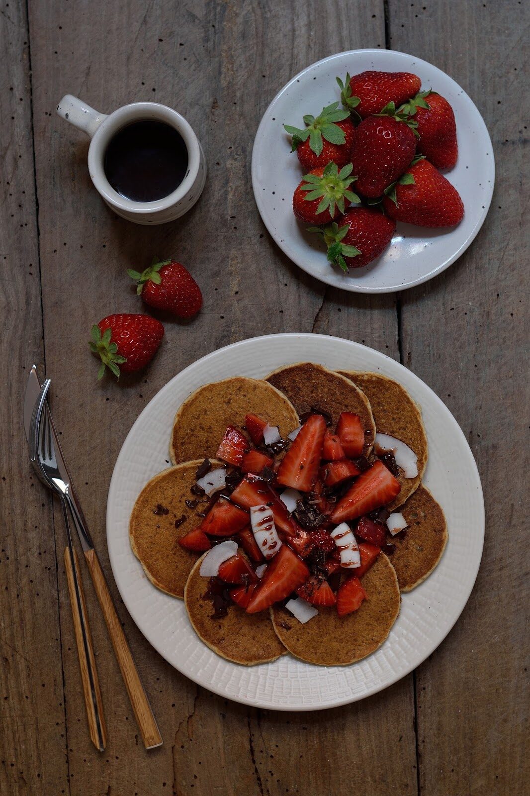 Pancakes di avena alle fragole, cocco e cioccolato