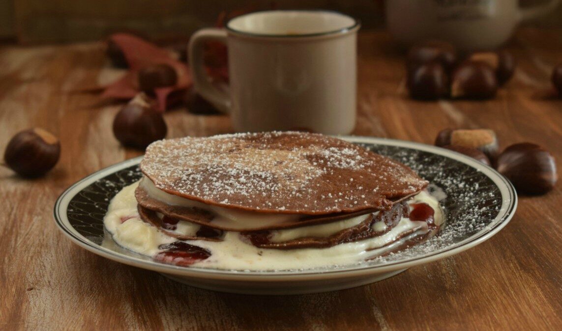 Pancakes di castagne con panna e mirtilli rossi
