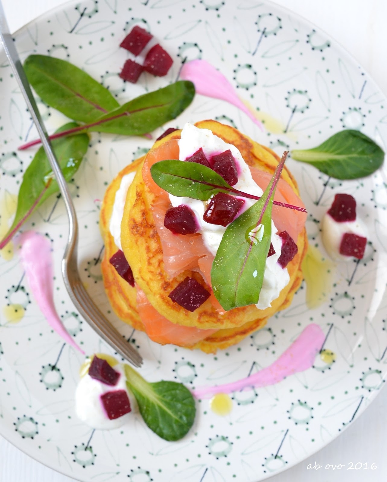 Pancakes di patate con salmone affumicato, barbabietola e panna acida