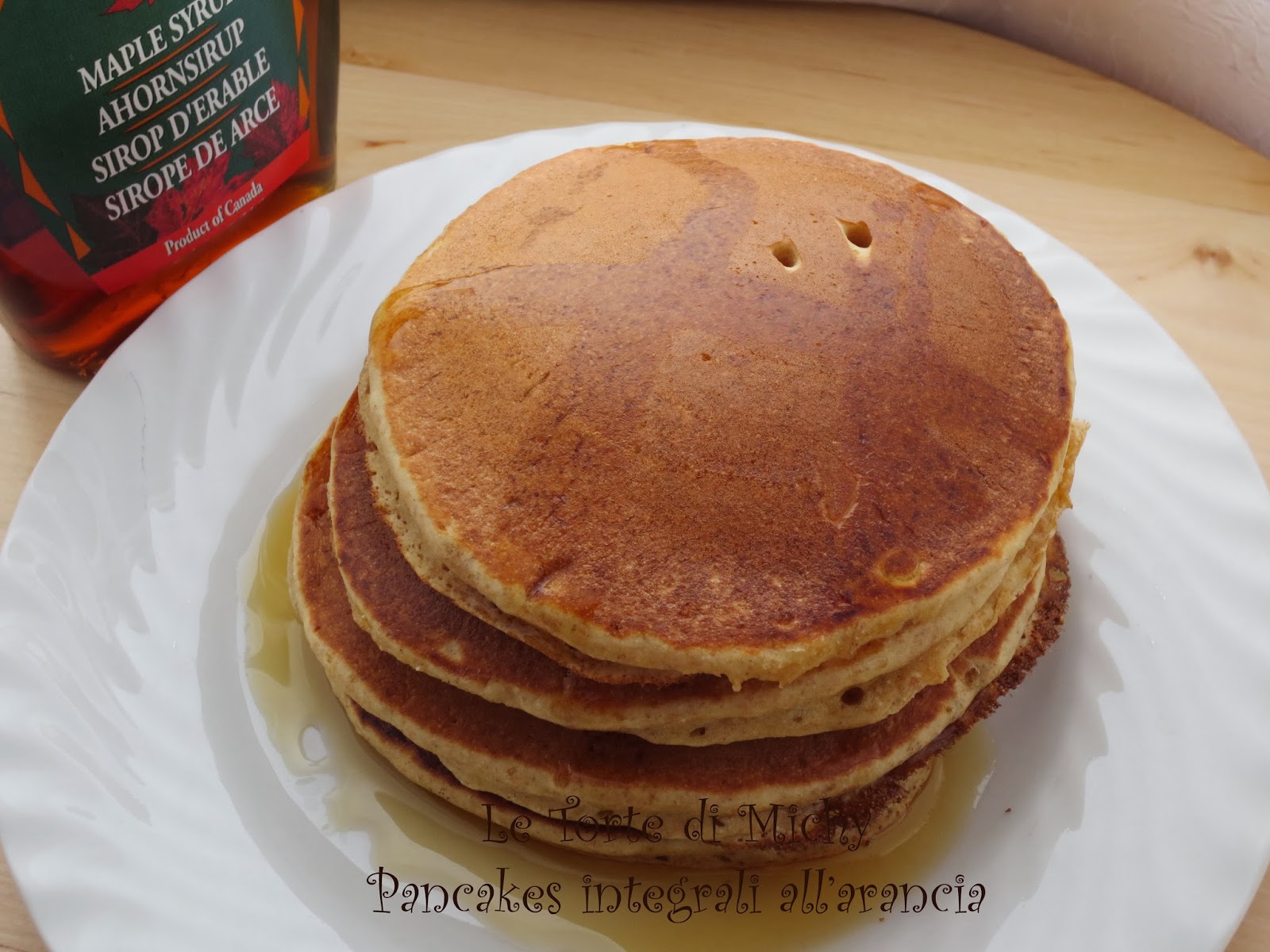 Pancakes integrali all’arancia con sciroppo d’acero