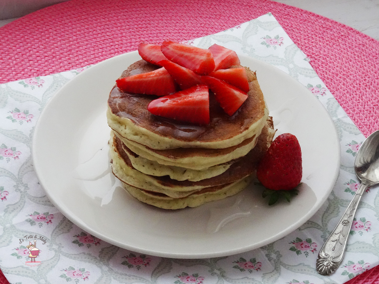 Pancakes light alle fragole con crusca d’avena, ricotta e zucchero di frutta