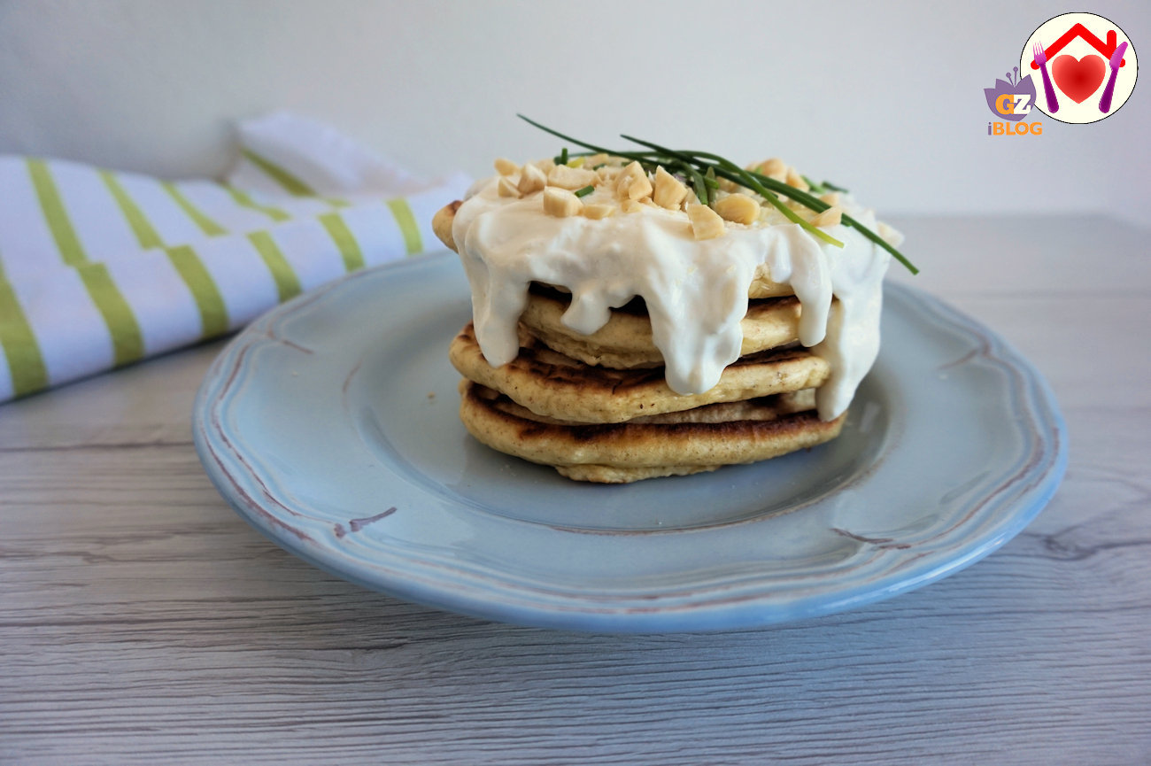 Pancakes salati con crema di formaggio e mandorle