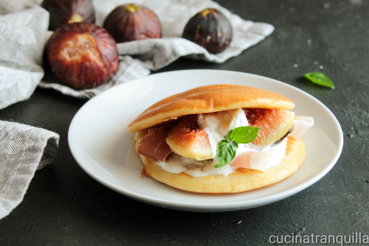 Pancakes salati con fichi e prosciutto crudo