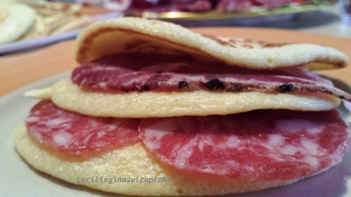 Pancakes salati con formaggi e salumi