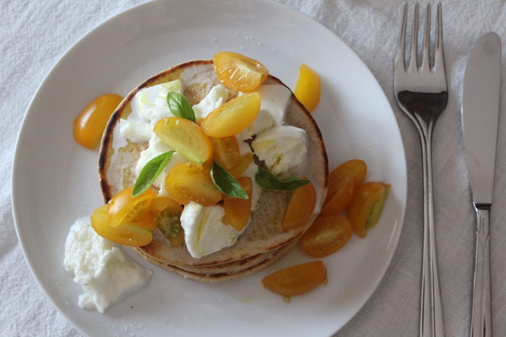 Pancakes salati con pomodori gialli e mozzarella