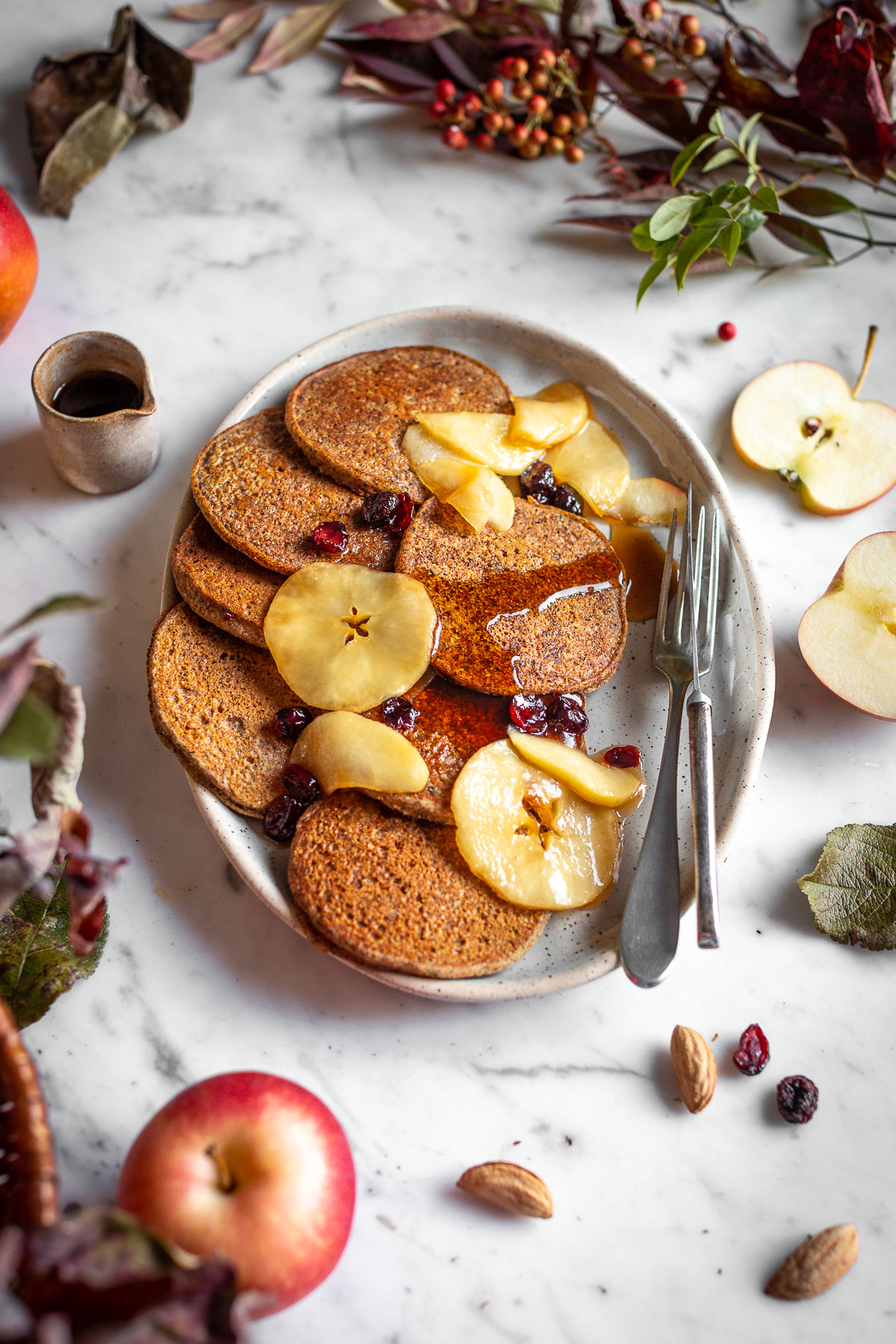 Pancakes vegan di grano saraceno e mele senza glutine | gluten-free vegan apple buckwheat pancakes