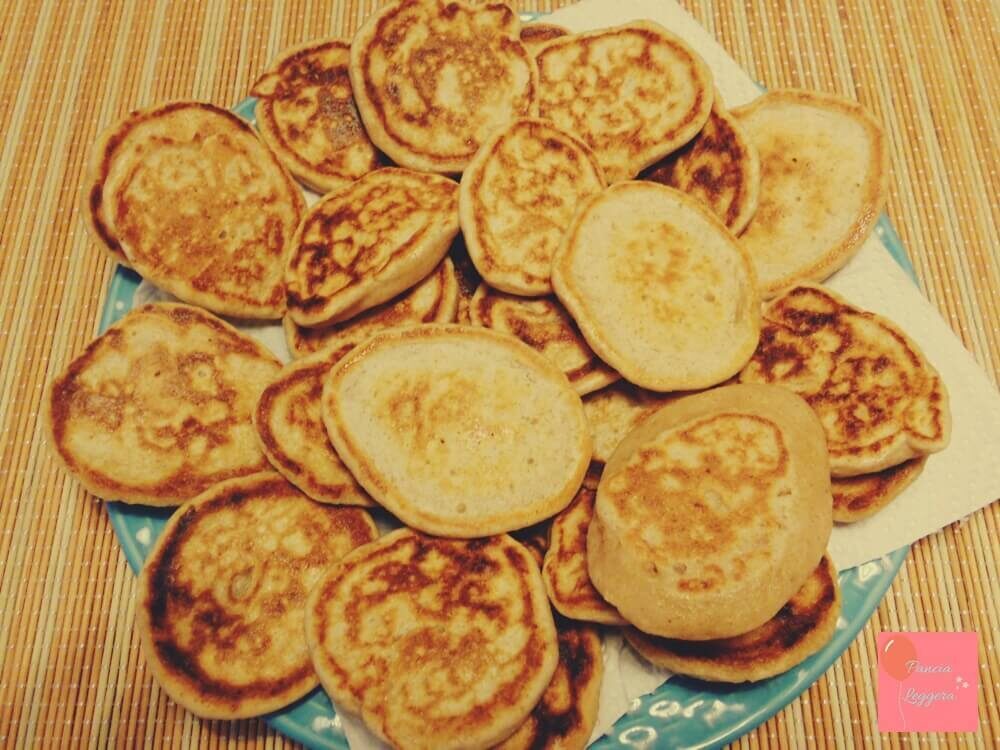Pancakes veloci light con solo tre ingredienti – ricetta senza uova e senza lievito