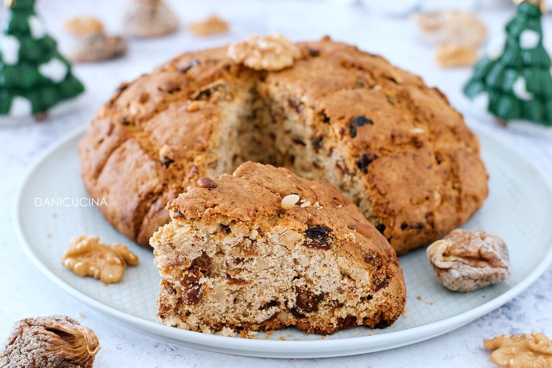 Pandolce genovese basso con fichi e noci