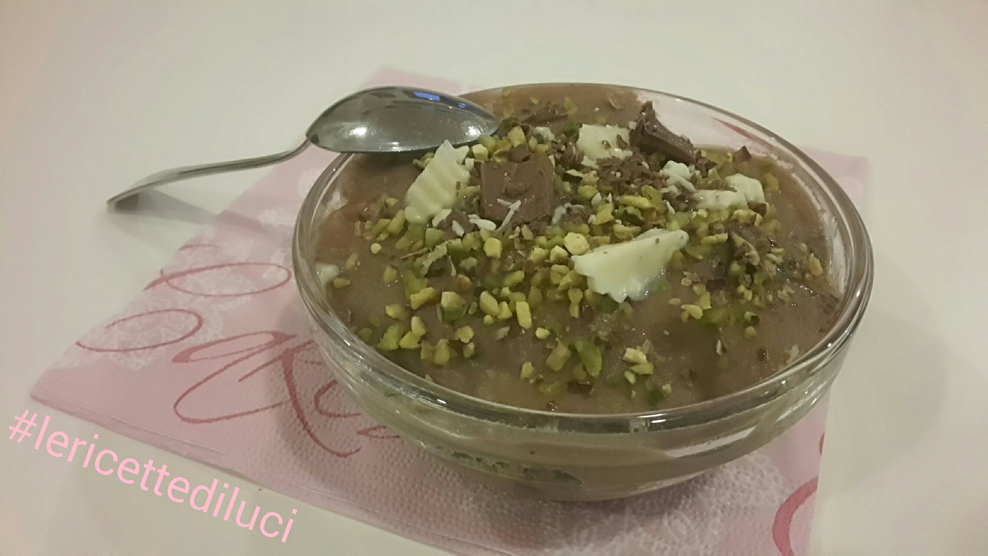 Pandoro affogato in crema pasticcera con cioccolatini