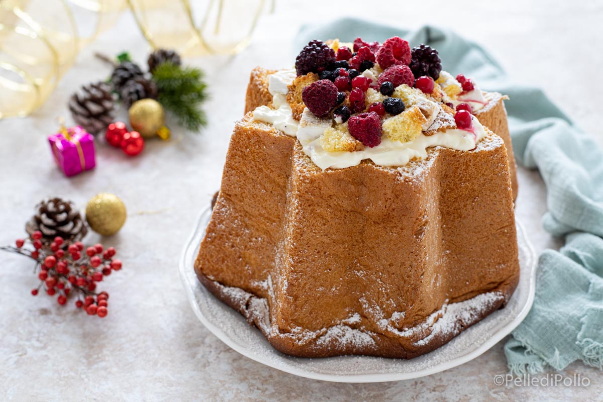 Pandoro farcito al mascarpone con frutti di bosco