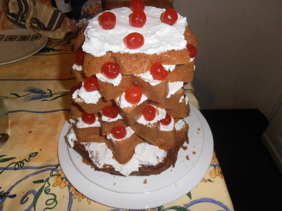 Pandoro farcito con panna e ciliegie