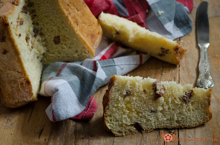 Pandoro rustico con salame e scamorza