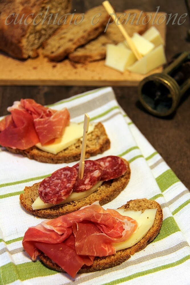 Pane ai fichi secchi e mandorle