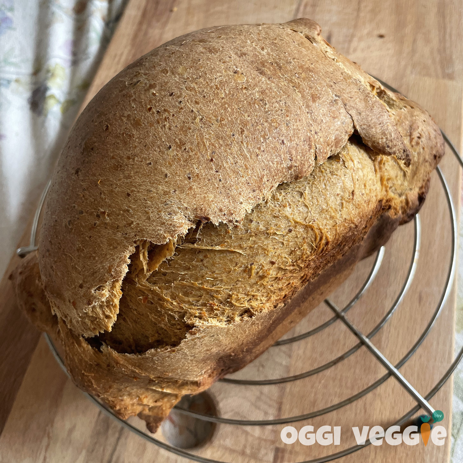 Pane ai semi di lino e pomodori secchi con la macchina del pane