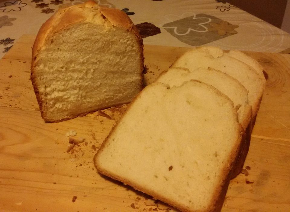 Pane al latte nella macchina del pane