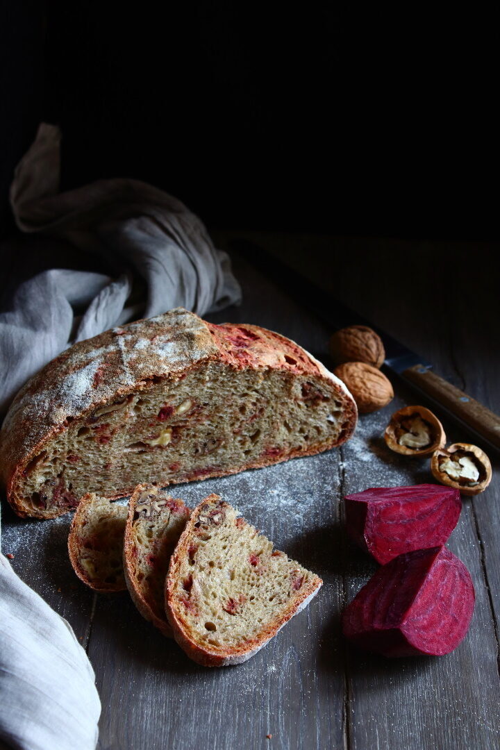 Pane alla barbabietola e noci
