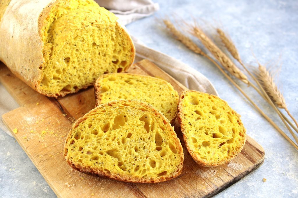 Pane alla curcuma con semi di papavero