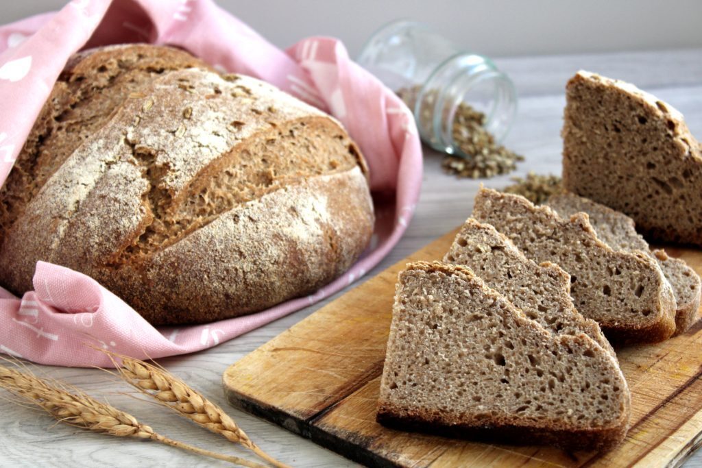 Pane alla segale con semi di finocchio