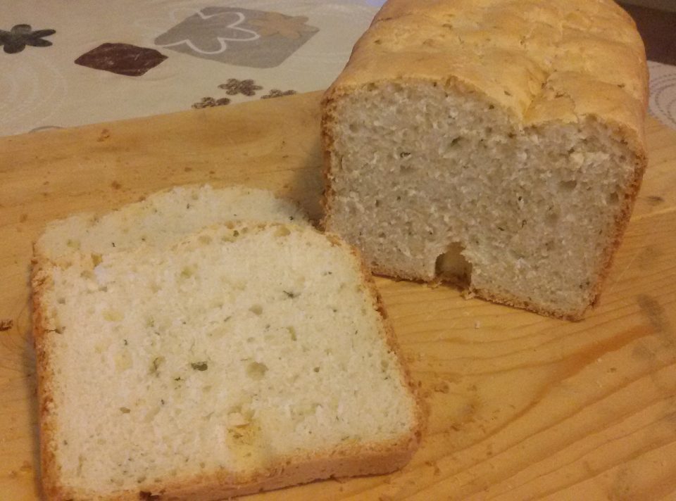 Pane all’aglio nella macchina del pane