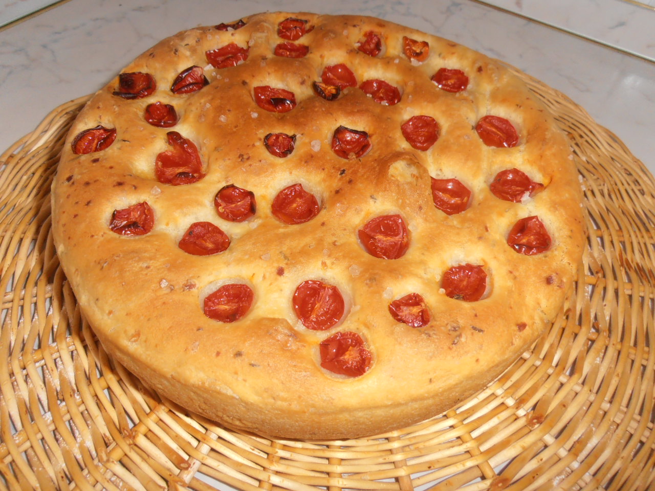 Pane all’olio e patate con rosmarino e pomodorini