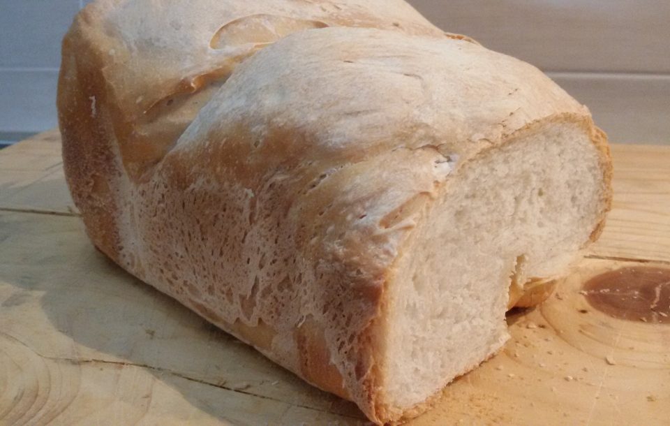 Pane bianco con la macchina del pane