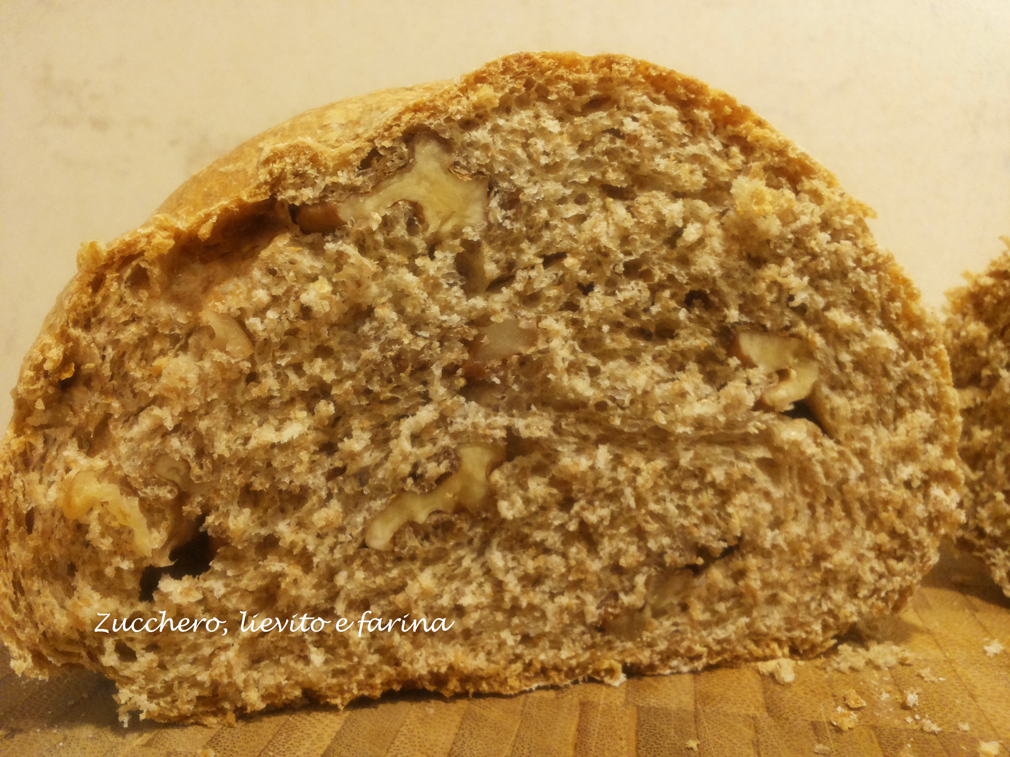 Pane con crusca e noci