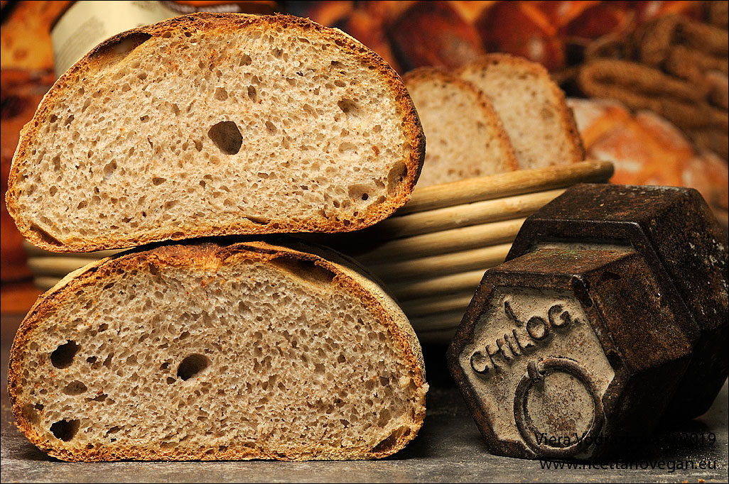 Pane con farina integrale e pasta madre