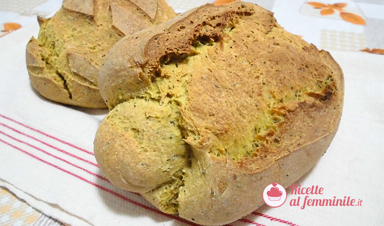 Pane con lievito madre alla curcuma e semi di papavero