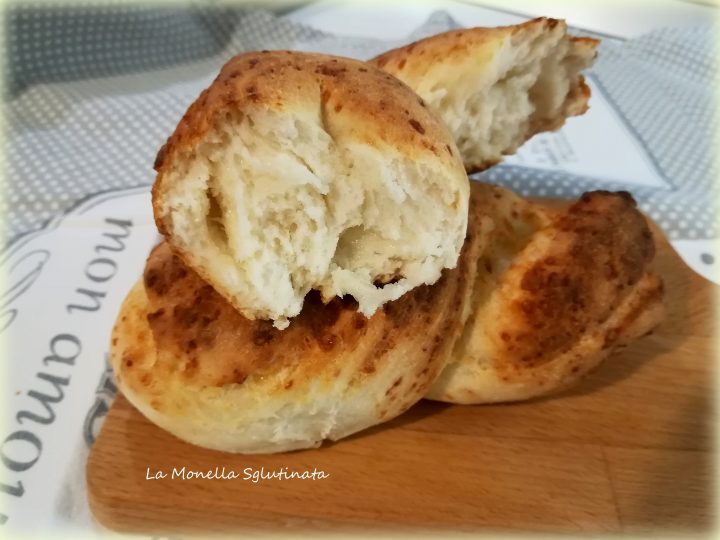 Pane con pecorino, parmigiano e provolone