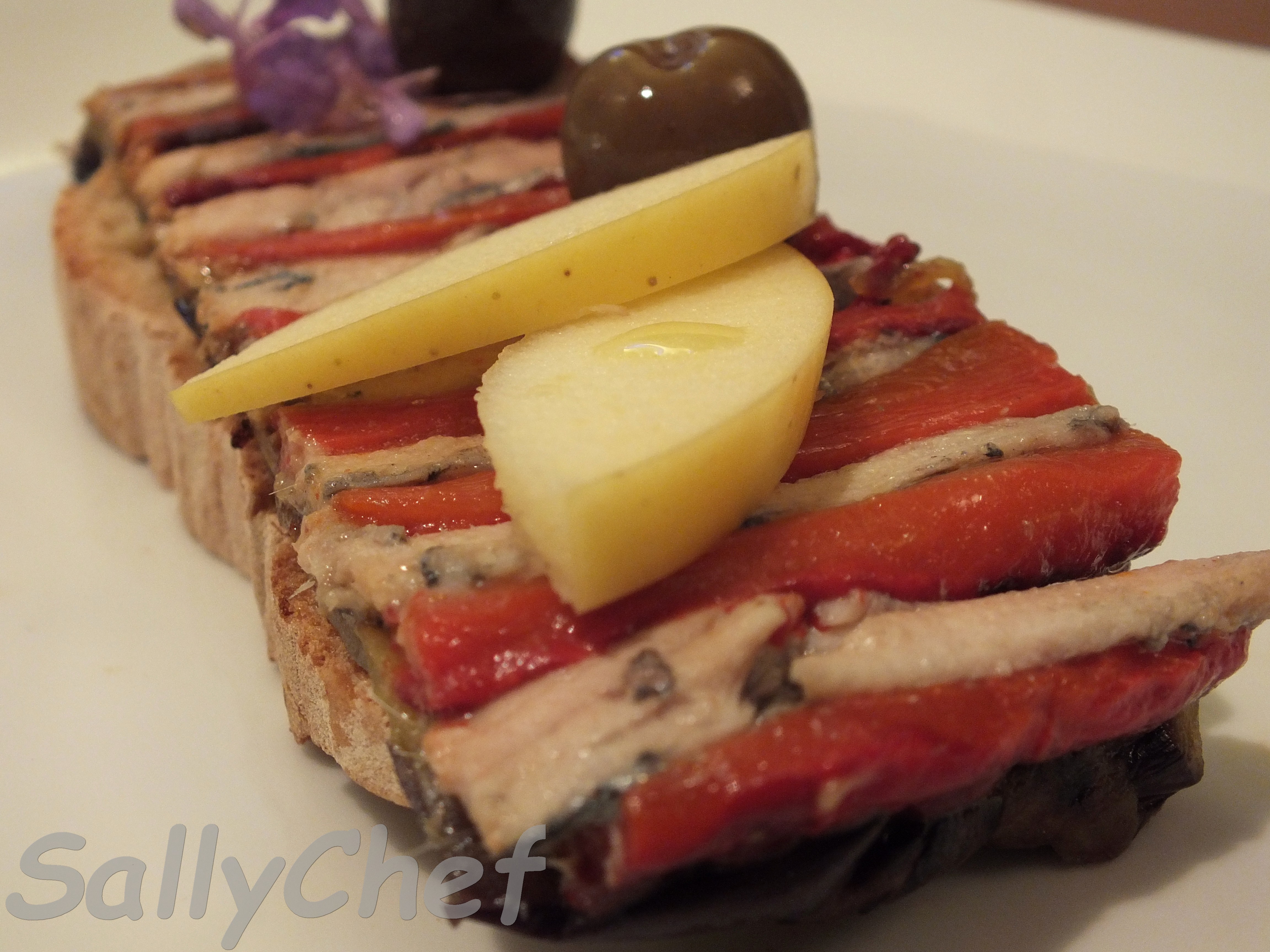 Pane con peperone e alici, spuntino fuori orario