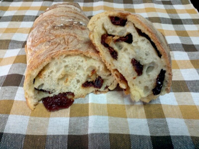 Pane con pomodori secchi con macchina del pane