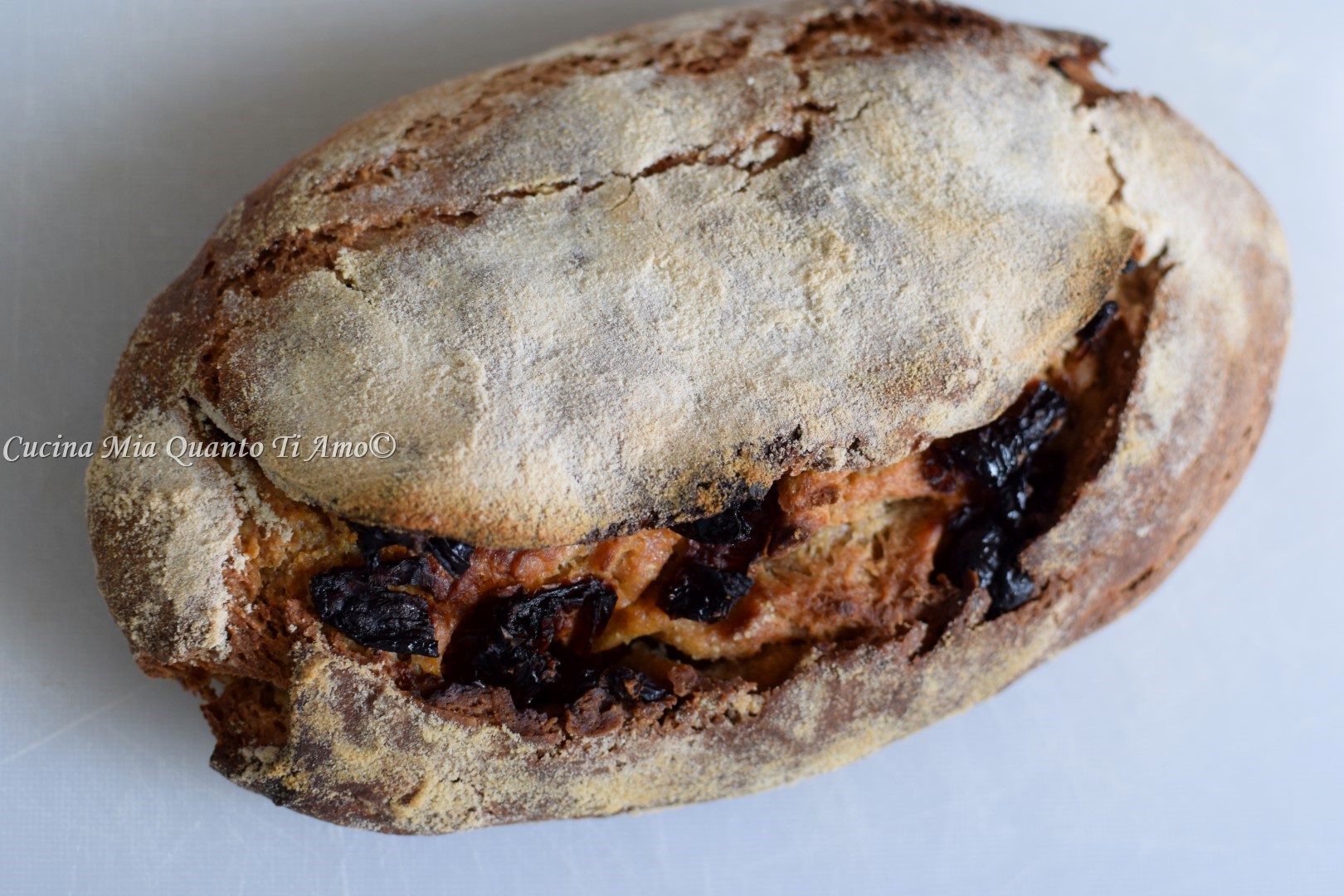 Pane con pomodori secchi