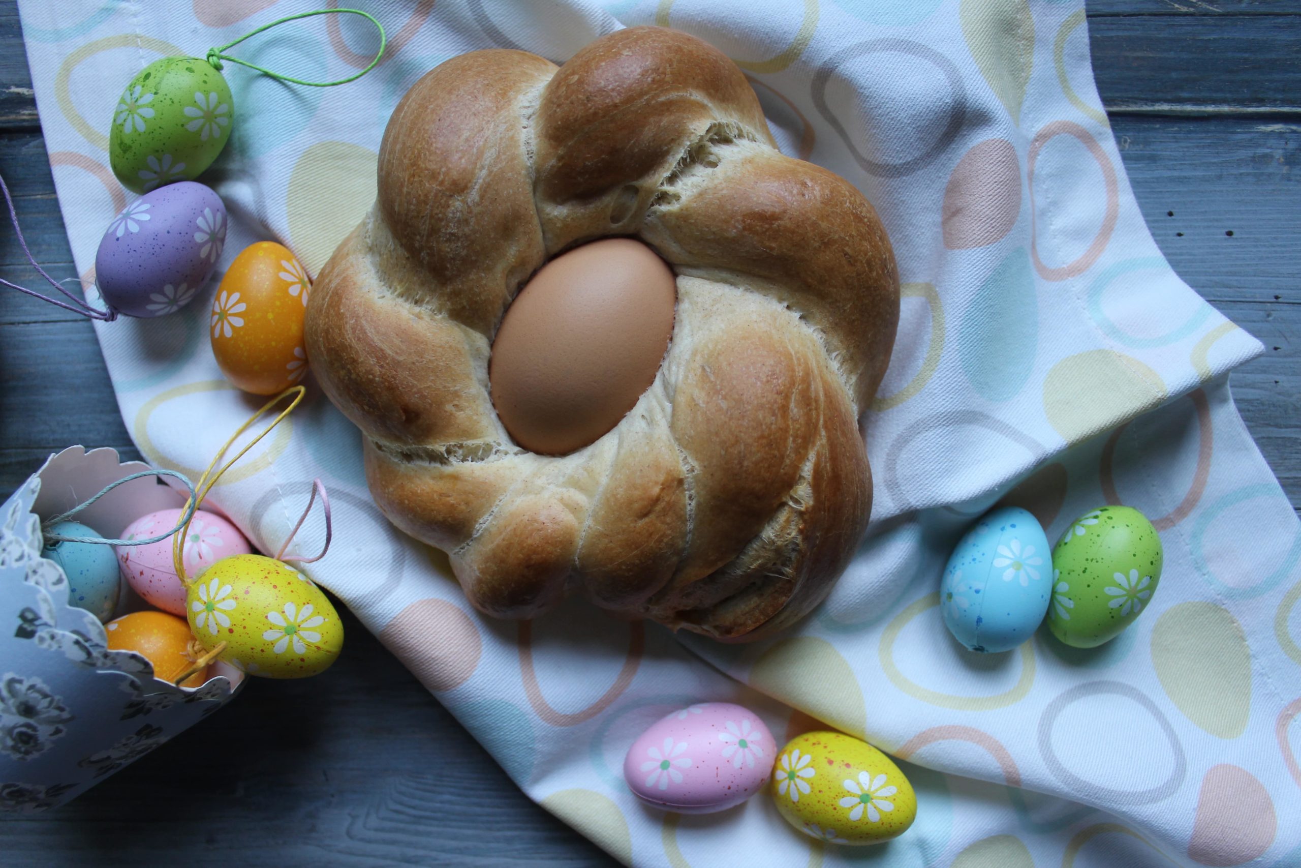 Pane di pasqua intrecciato con uova sode