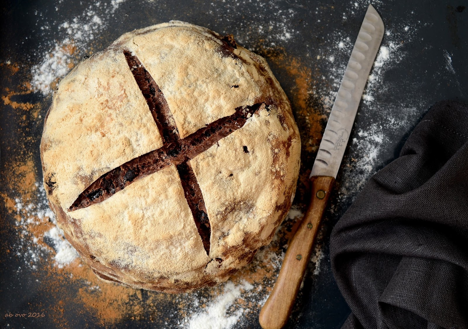 Pane dolce al cioccolato e uvetta