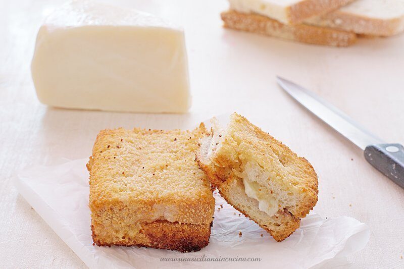 Pane fritto acciughe e tuma