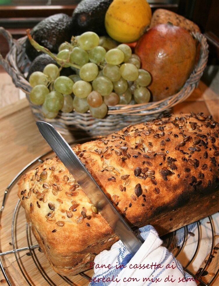 Pane in cassetta ai cereali con mix di semi