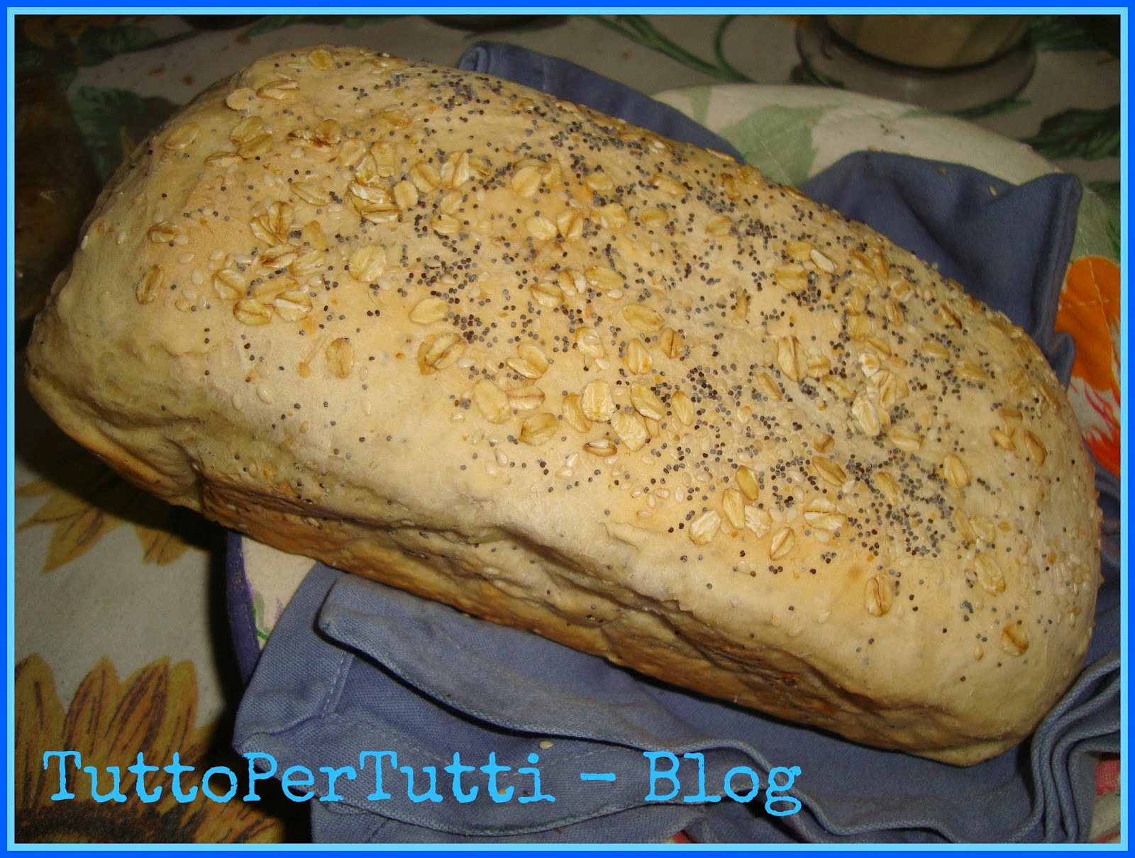 Pane in cassetta con fiocchi d’avena e semi di sesamo e papavero