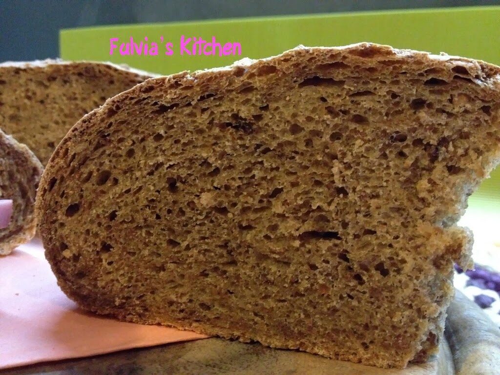 Pane integrale ai cereali con pasta madre