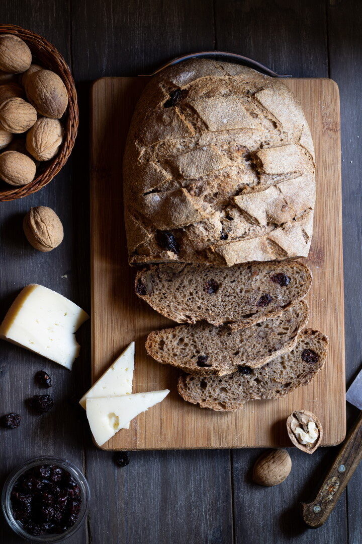 Pane integrale con noci e mirtilli rossi