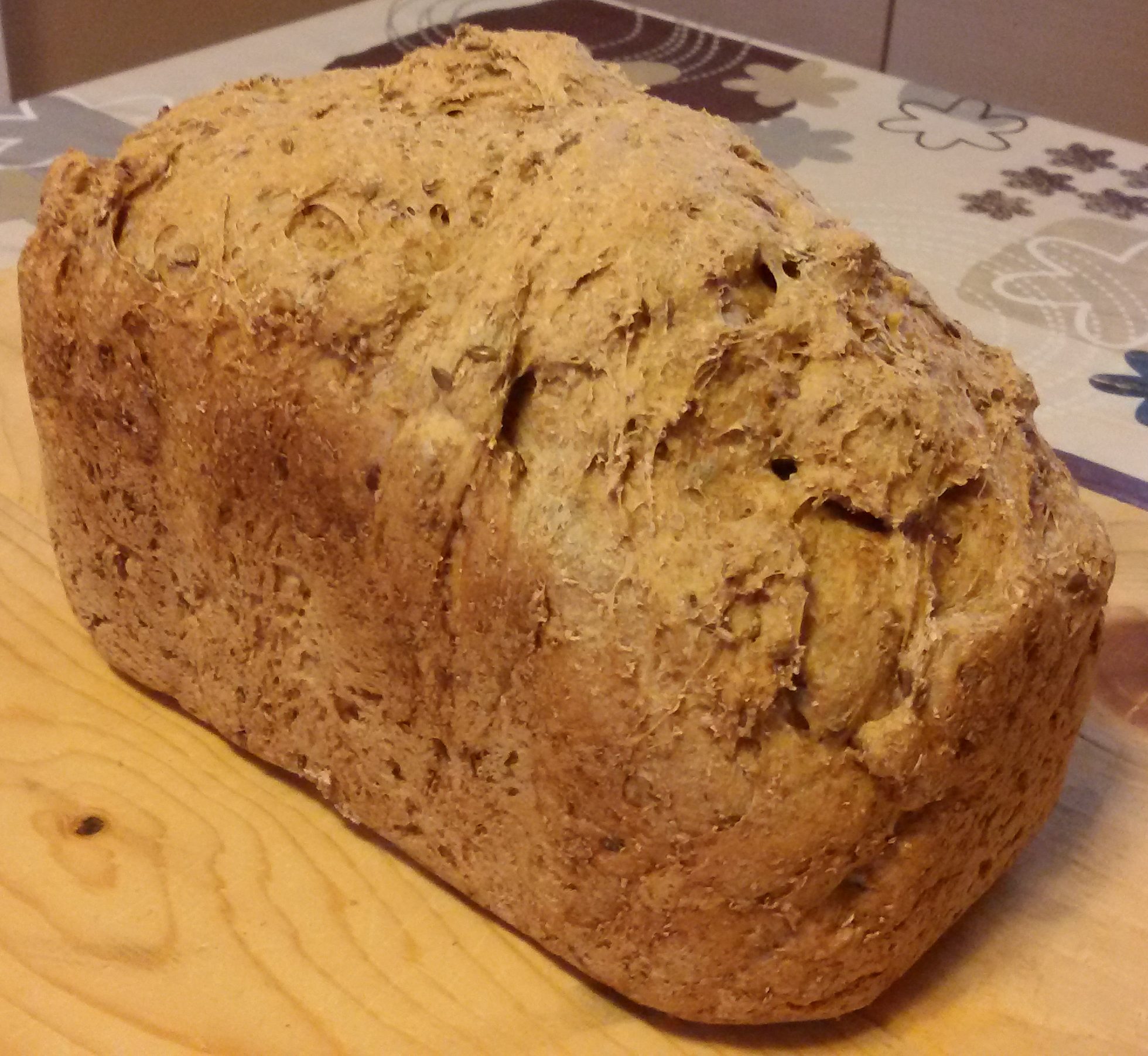 Pane integrale con semi di lino nella macchina del pane