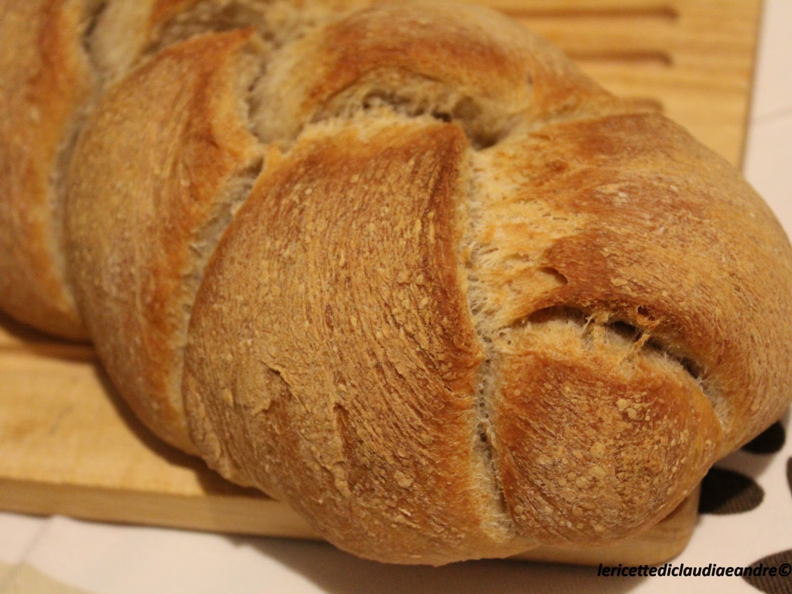 Pane intrecciato integrale con lievito madre