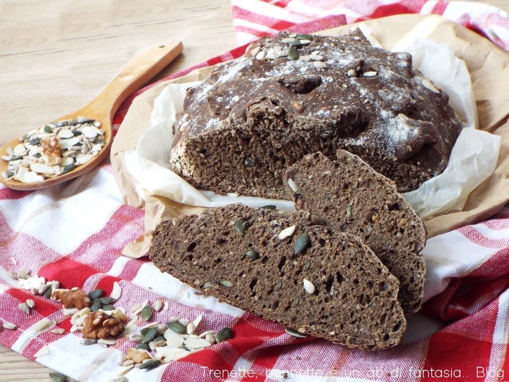 Pane nero ai 7 cereali con semi di girasole e anacardi