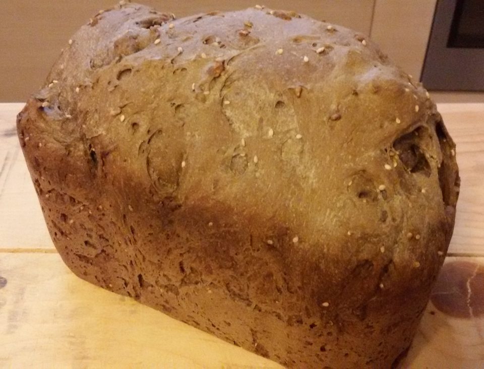 Pane nero ai 7 cereali nella macchina del pane con farina ?spadoni?
