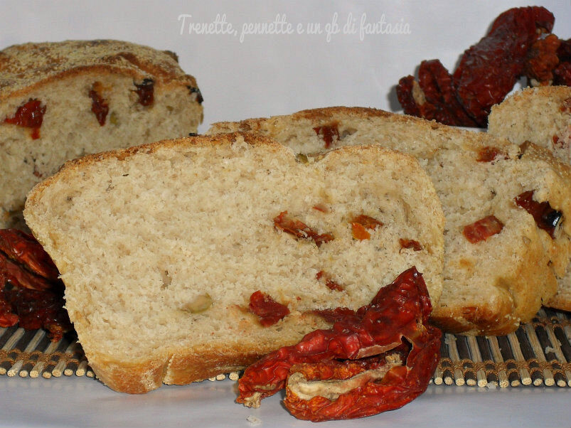 Pane piccante con pomodorini, olive e stracchino