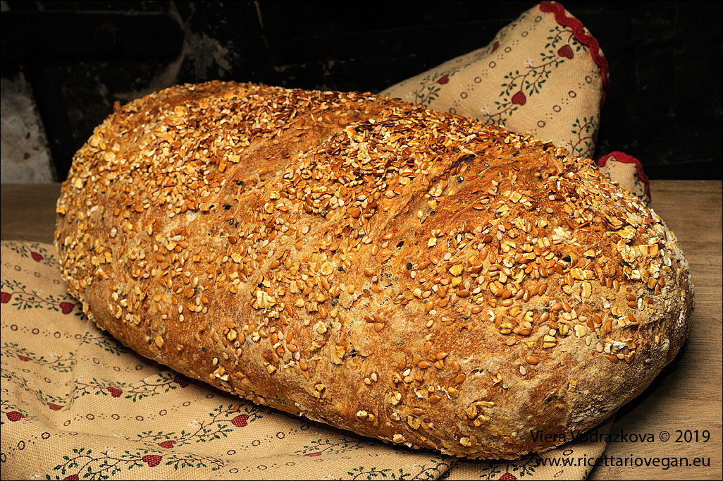 Pane ricco ai semi e fiocchi d’avena piccoli