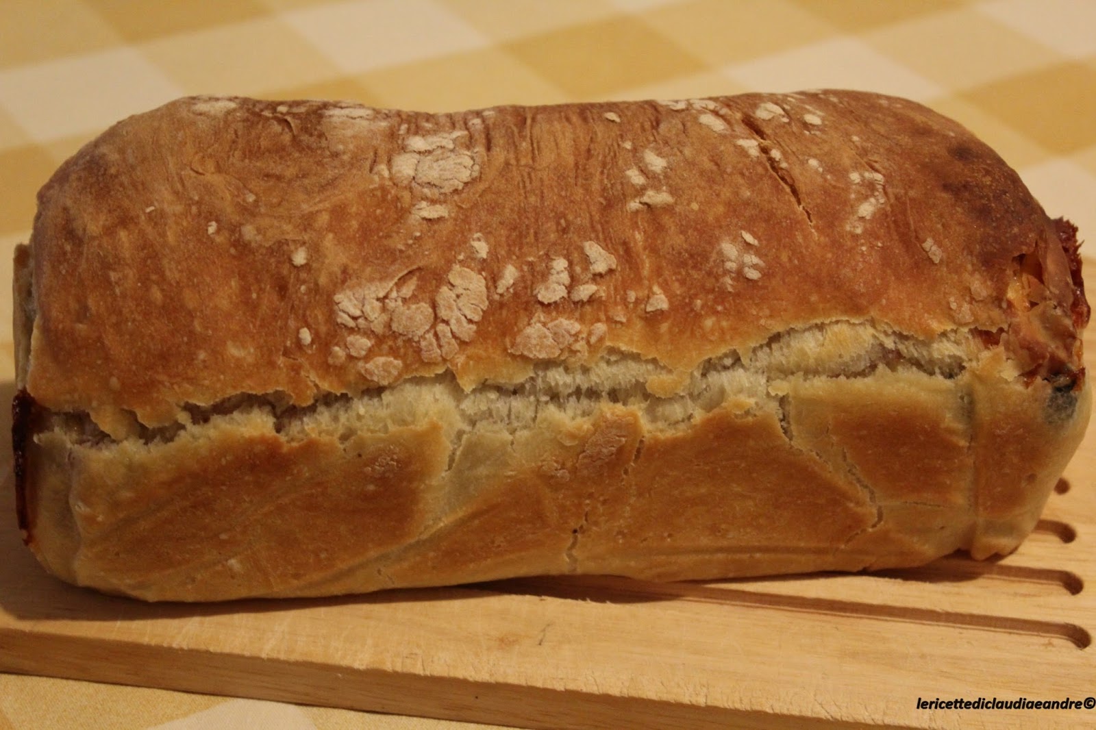 Pane rustico con asiago, wurstel e olive